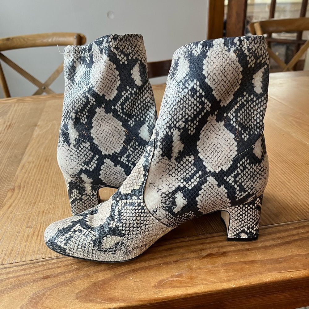 Stuart Weitzman Yuliana 60 boots slip on sock
